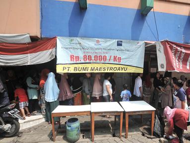 Warga antre membeli sembako murah dengan KJP di Pasar Blok G Tanah Abang, Jakarta, Selasa (11/12). Warga sangat antusias memanfaatkan KJP untuk membeli sembako murah karena harga yang lebih murah dari pasar. (Merdeka.com/Iqbal S. Nugroho)