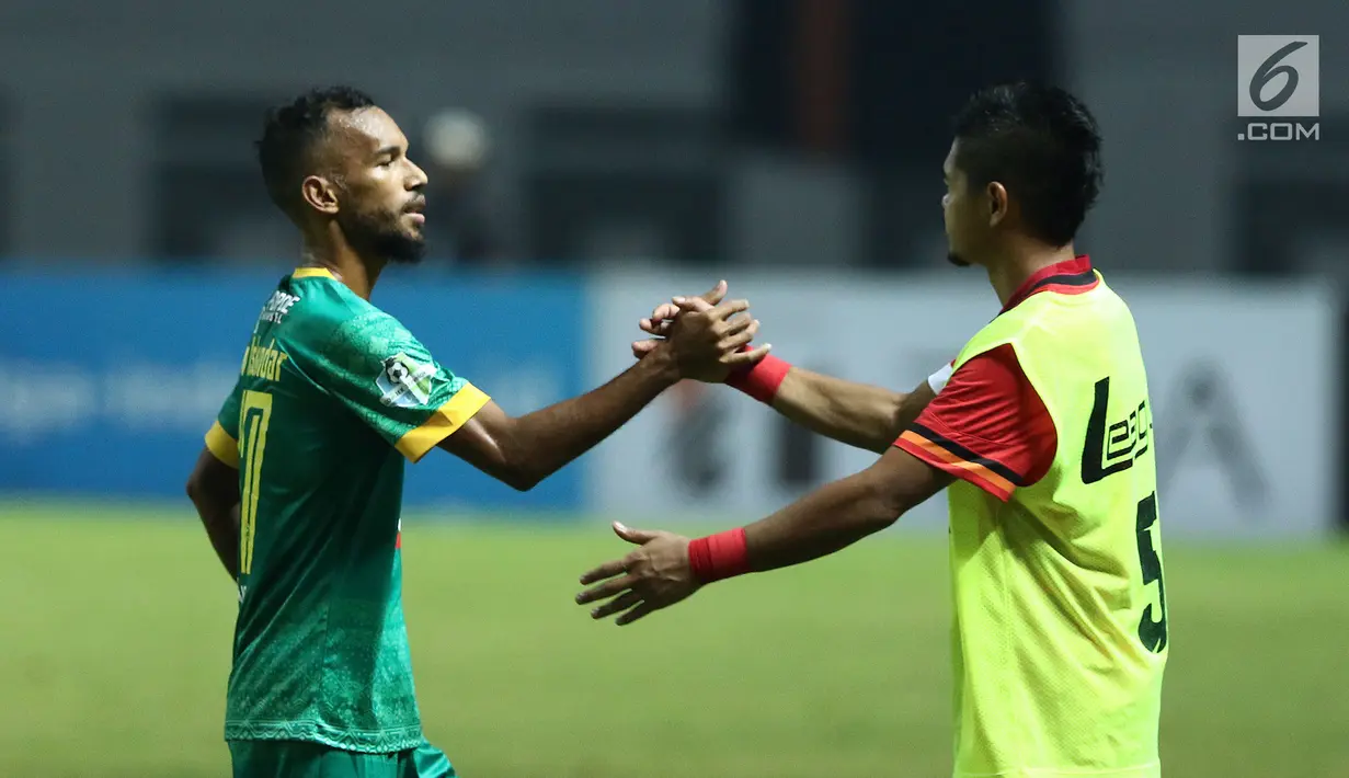 Pemain depan Sriwijaya FC M Nur Iskandar (kiri) menyalami Bambang Pamungkas usai laga di Stadion Wibawa Mukti, Cikarang Kab Bekasi, Jumat (16/6). Persija unggul 1-0. (Liputan6.com/Helmi Fithriansyah)