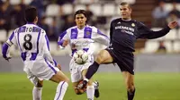 Zinedine Zidane berebut bola dengan pemain Real Valladolid Javi Torres dan Sales dalm pertandingan persahabatan 11 November 2003. (AFP PHOTO / Pierre-Philippe Marcou)