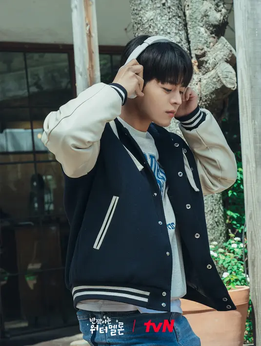 <p>Ryeoun berperan sebagai Eun Gyeol, satu-satunya orang yang dapat mendengar di keluarganya yang tunarungu. Dia seolah menjadi jembatan antara keluarganya dengan dunia luar. Eun Gyeol juga merupakan siswa berprestasi.</p>