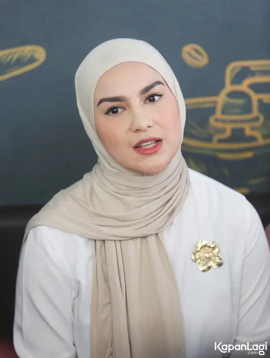 Sebelum memutuskan cerai, ia mengaku butuh waktu berbulan-bulan. Banyak yang harus dipertimbangkan hingga doa dan menjalankan shalat malam untuk meminta petunjuk.
 [Foto: KapanLagi.com®/Bayu Herdianto]