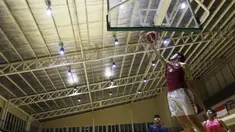 Pebasket junior West Bandits, Kelvin Sanjaya, berusaha memasukan bola saat latihan di Hall Basket Hawks BSD, Tangerang, Senin (21/10). Meski klub amatir, West Bandits serius melakukan pembinaan usia muda. (Bola.com/Vitalis Yogi Trisna)