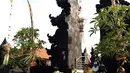 Umat Hindu menuju pura untuk sembahyang Hari Raya Galungan di Jimbaran, Bali, Rabu (5/4). Galungan dimaknai sebagai hari kemenangan Dharma (Kebaikan) melawan Adharma (Keburukan) yang dirayakan dengan persembahyangan di tiap Pura. (SONNY TUMBELAKA/AFP)