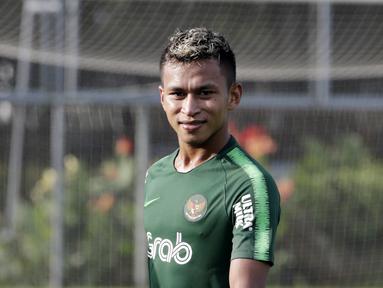 Pemain Timnas Indonesia U-22, Osvaldo Haay, saat latihan di Lapangan ABC, Senayan, Jakarta, Jumat (11/1). Pemain muda terbaik Liga 1 2018 itu baru bergabung pada hari kelima pemusatan latihan skuat Garuda Muda. (Bola.com/M Iqbal Ichsan)