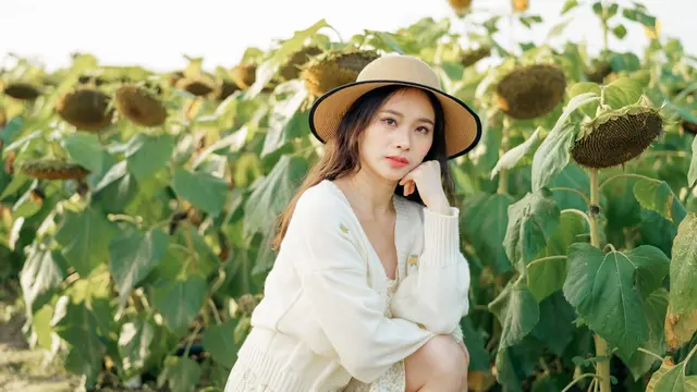 perempuan di kebun bunga matahari