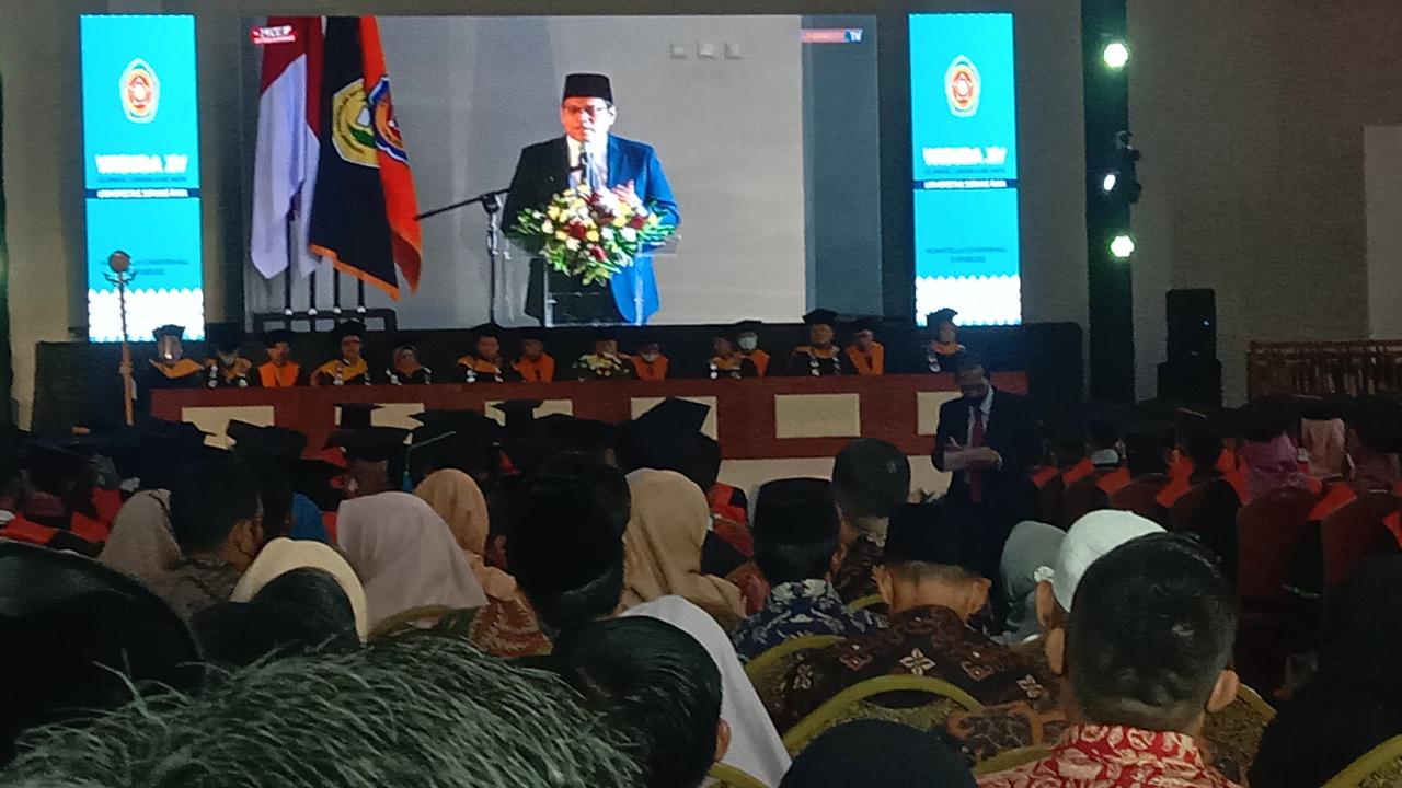 Suasana Wisuda Mahasiswa Di Unsera Banten. (Senin, 31/10/2022). (Yandhi Deslatama/Liputan6.com).