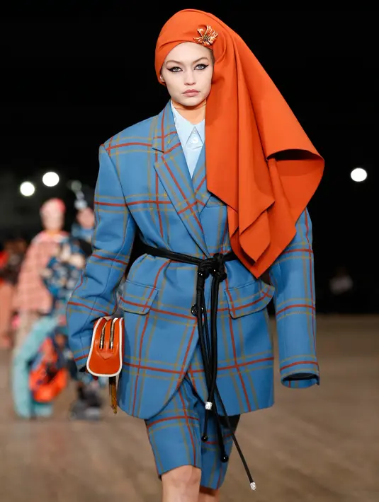Model cantik, Gigi Hadid berjalan di catwalk mengenakan koleksi Marc Jacobs Spring/Summer 2018 selama New York Fashion Week, Rabu (13/9). Kekasih Zayn Malik ini memakai turban warna oranye yang tersampir ke salah satu pundaknya. (AP Photo/Kathy Willens)