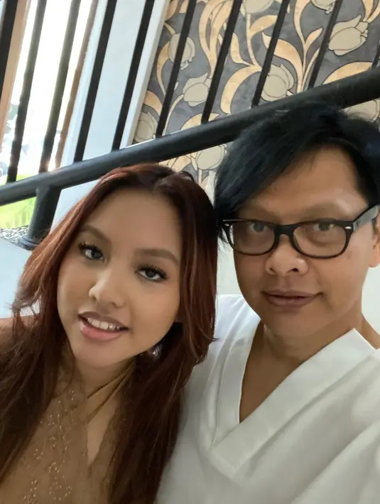 Armand Maulana memiliki putri cantik bernama Naja Dewi. Momen keduanya berfoto bersama menjadi bukti bahwa Armand dan putrinya sangatlah akrab. Armand selalu mendukung apapun yang dilakukan sang putri. Support system yang baik inilah yang menuntun Naja menemui cita-citanya. (Liputan6.com/IG/armandmaulana04)