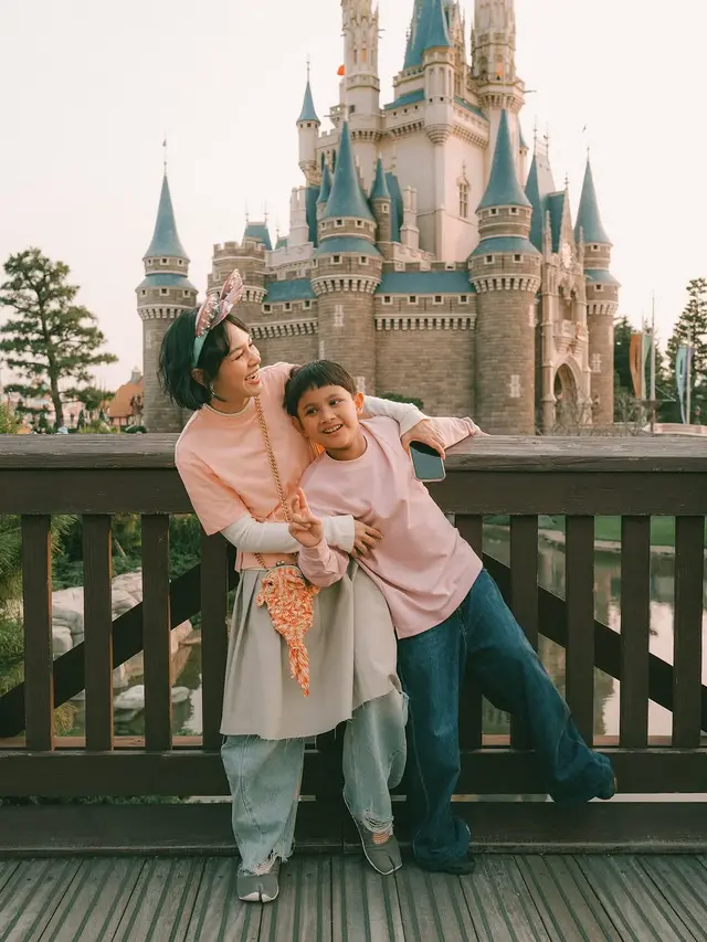 Potret Cantik Andien Aisyah Main ke Disneyland, Tampil Bak ABG dengan Warm Makeup dan Headpiece Minnie Mouse
