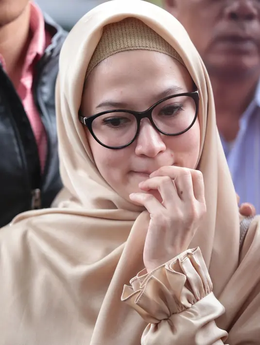 Seperti diketahui, kasus ini berawal dari tulisan Lyra Virna di Instagram setelah gagal berangkat haji. Tidak terima, biro yang akan digunakan Lyra Virna dan suami lantas melaporkan ke polisi pada 19 Mei 2017. (Adrian Putra/Bintang.com)