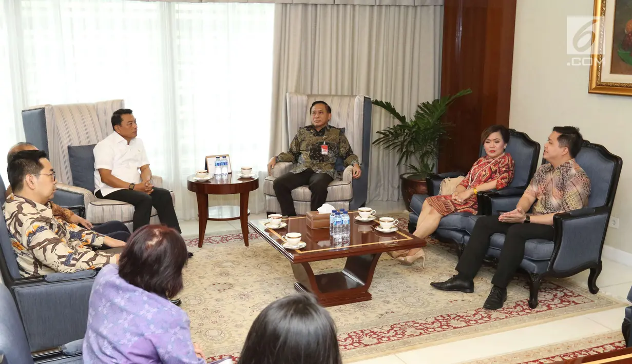 Dirut Indosiar Imam Sudjarwo bersama Direktur Programming SCM Harsiwi Achmad dan sejumlah pejabat EMTEK Grup saat berbincang dengan Kepala Staf Kepresidenan Jenderal (Purn) Moeldoko di Kompleks Istana, Jakarta, Kamis (22/3). (Liputan6.com/Angga Yuniar)