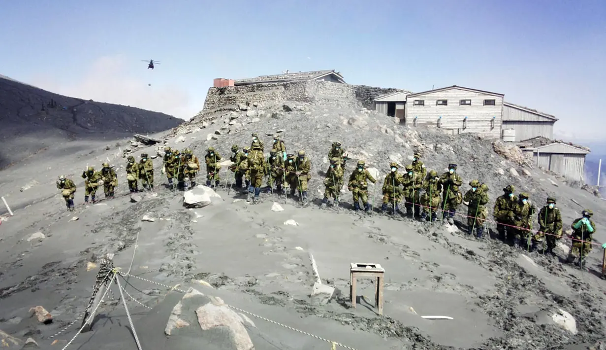Anggota Pasukan Bela Diri Jepang terus melakukan operasi pencarian dan penyelamatan korban erupsi Gunung Ontake yang meletus, 27/9/2014 lalu, (7/10/2014). (Joint Staff of the Defence Ministry of Japan/Handout via Reuters)