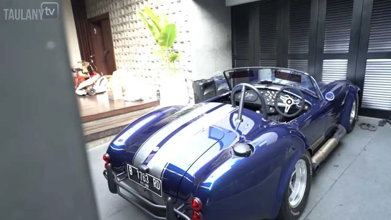Shelby Cobra Roadster setir kanan milik Crazy Rich Ahmad Sahroni (Taulany TV)