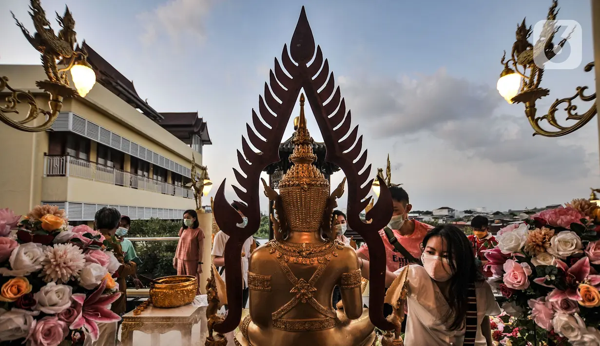 Umat Buddha sembahyang saat peringatan Tri Suci Waisak 2565 BE di Vihara Hemadhiro Mettavati, Cengkareng, Jakarta Barat, Rabu (26/5/2021). Peringatan Waisak dimulai dengan sembahyang, kemudian menyiramkan air pada patung Buddha, memberikan koin pada 108 patung Buddha. (merdeka.com/Iqbal S. Nugroho)