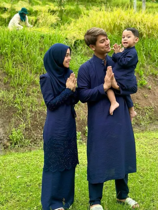 Seperti tahun sebelumnya, Lesti Kejora mengenakan baju kurung saat lebaran. Kali ini ia dan keluarga tampil dengan warna navy. [@lestikejora]