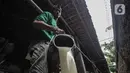 Pekerja menuangkan susu hasil perahan ke tabung khusus di peternakan Mahesa Perkasa, Depok, Jawa Barat, Minggu (28/3/2021). Permintaan susu sapi perah di masa pandemi Covid-19 masih stabil, namun terkendala harga pakan mengalami kenaikan akibat kelangkaan bahan baku. (merdeka.com/Iqbal S. Nugroho)