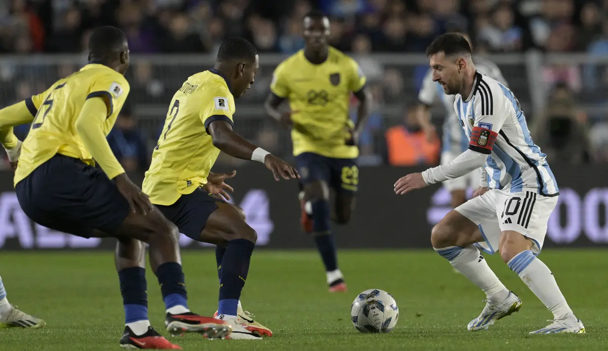 Aksi pemain Timnas Argentina, Lionel Messi (kanan), berusaha melewati hadangan pemain Ekuador dalam pertandingan Kualifikasi Piala Dunia 2026 zona CONMEBOL yang berlangsung di Mas Monumental stadium, Buenos Aires, Jumat (8/9/2023) pagi WIB. Laga ini berjalan sangat ketat. Ekuador lebih banyak bertahan dan mengandalkan serangan balik. Ekuador mampu meredam semua serangan Argentina sepanjang babak pertama. (AFP/Juan Mabromata)