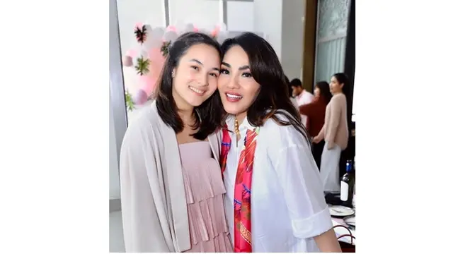 Segera Jadi Menantu, Ini 6 Potret Kedekatan Chelsea Islan dan Ibunda Rob Clinton