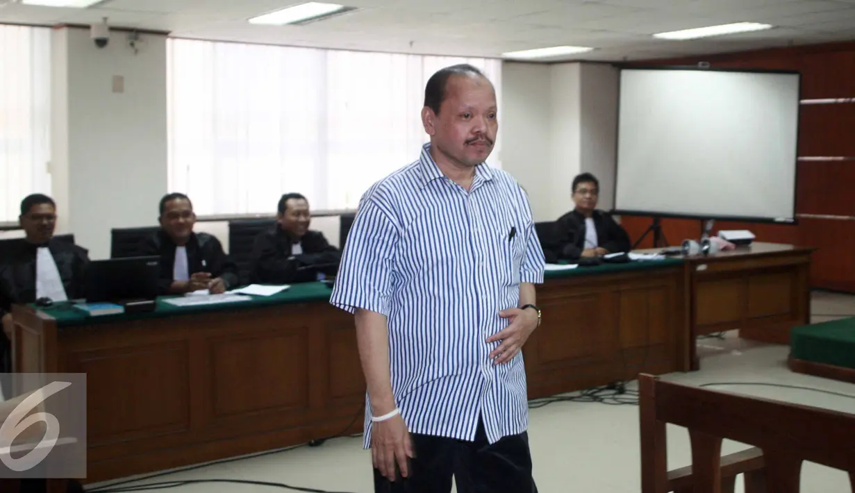 Sutan Bhatoegana saat akan bersaksi dengan terdakwa Waryono Karno di Pengadilan Tipikor, Jakarta, Rabu (1/7/2015). Waryono diduga terlibat korupsi di SKK Migas Kementerian ESDM. (Liputan6.com/Helmi Afandi)