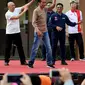 Presiden Joko Widodo (Jokowi) ditemani Koordinator Staf Khusus Presiden Teten Masduki memandu senam bersama di depan Kantor Wali Kota Tangerang, Minggu (4/11). Kegiatan itu dalam rangka perayaan Hari Kesehatan Nasional ke-54. (Liputan6.com/Johan Tallo)