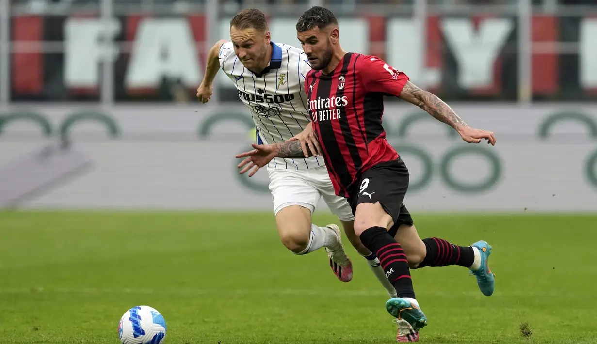 Pemain Atalanta Teun Koopmeiners (kiri) berebut bola dengan pemain AC Milan Theo Hernandez pada pertandingan sepak bola Serie A di Stadion San Siro, Milan, Italia, 15 Mei 2022. AC Milan menang 2-0. (AP Photo/Antonio Calani)