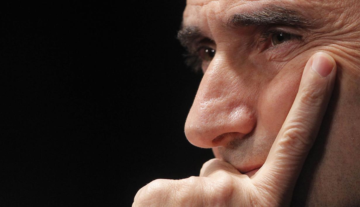 Pelatih Valencia, Ernesto Valverde, saat menghadiri jumpa pers jelang laga Liga Champions melawan PSG di Paris, Selasa (5/3/2013). Valverde ditunjuk sebagai pelatih Barcelona menggantikan Luis Enrique. (EPA/Guillaume Horcajuelo)