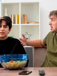 Alih-alih langsung menegur ketika anak melakukan kesalahan, berikan apresiasi ketika mereka memilih untuk berkata jujur. Pujian sederhana, pelukan, atau ucapan terima kasih bisa membangun kepercayaan diri anak sekaligus memperkuat perilaku positif mereka. (foto/dok: freepik/stockking)