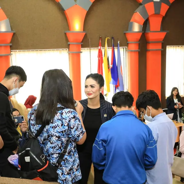 6 Potret Krisdayanti Jadi Dosen Tamu di UB, Bikin Mahasiswa Jadi Semangat
