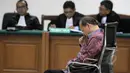 Sutan Bhatoegana tertunduk mendengarkan bacaan dakwaan oleh JPU saat sidang di Pengadilan Tipikor, Jakarta (16/4/2015). Sutan didakwa menerima hadiah atau gratifikasi dari Sekjen ESDM, Waryono Karyo sebesar USD 140 ribu. (Liputan6.com/Andrian M Tunay)