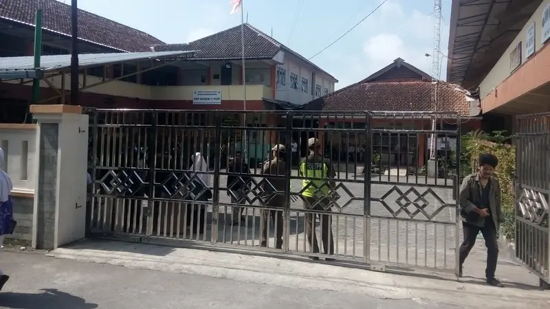 Suasana di SMPN 1 Turi, Sleman, sepekan usai tragedi susur Sungai Sempor yang menyebabkan 10 siswa meninggal dunia. (Foto: Liputan6.com/Yanuar H)