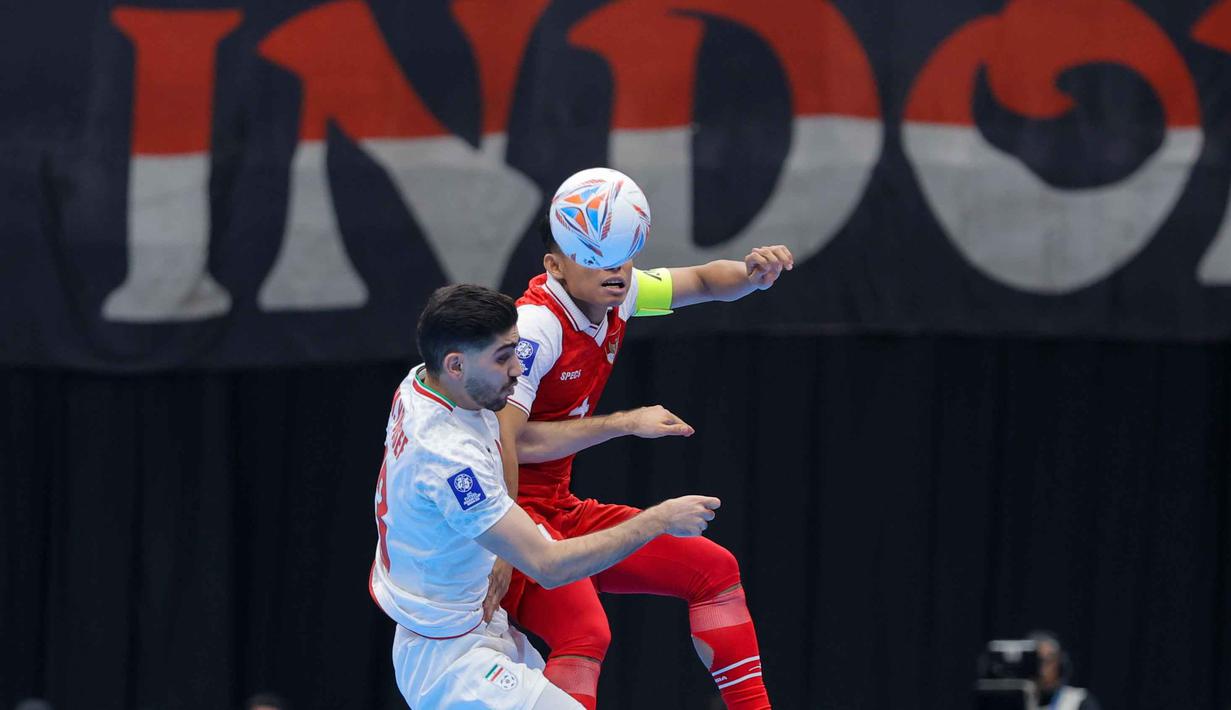 Meski, Iran sempat memperkecil ketertinggalan, babak pertama ditutup dengan skor 3-2 untuk keunggulan Indonesia. Tampak dalam foto, pemain Timnas Futsal Indonesia, M Iqbal (kanan) berebut bola dengan pemain Iran pada final Piala Asia Futsal 2026 di Indonesia Arena, Kompleks Gelora Bung Karno, Senayan, Jakarta, Sabtu (7/2/2026). (Bola.com/Bagaskara Lazuardi)