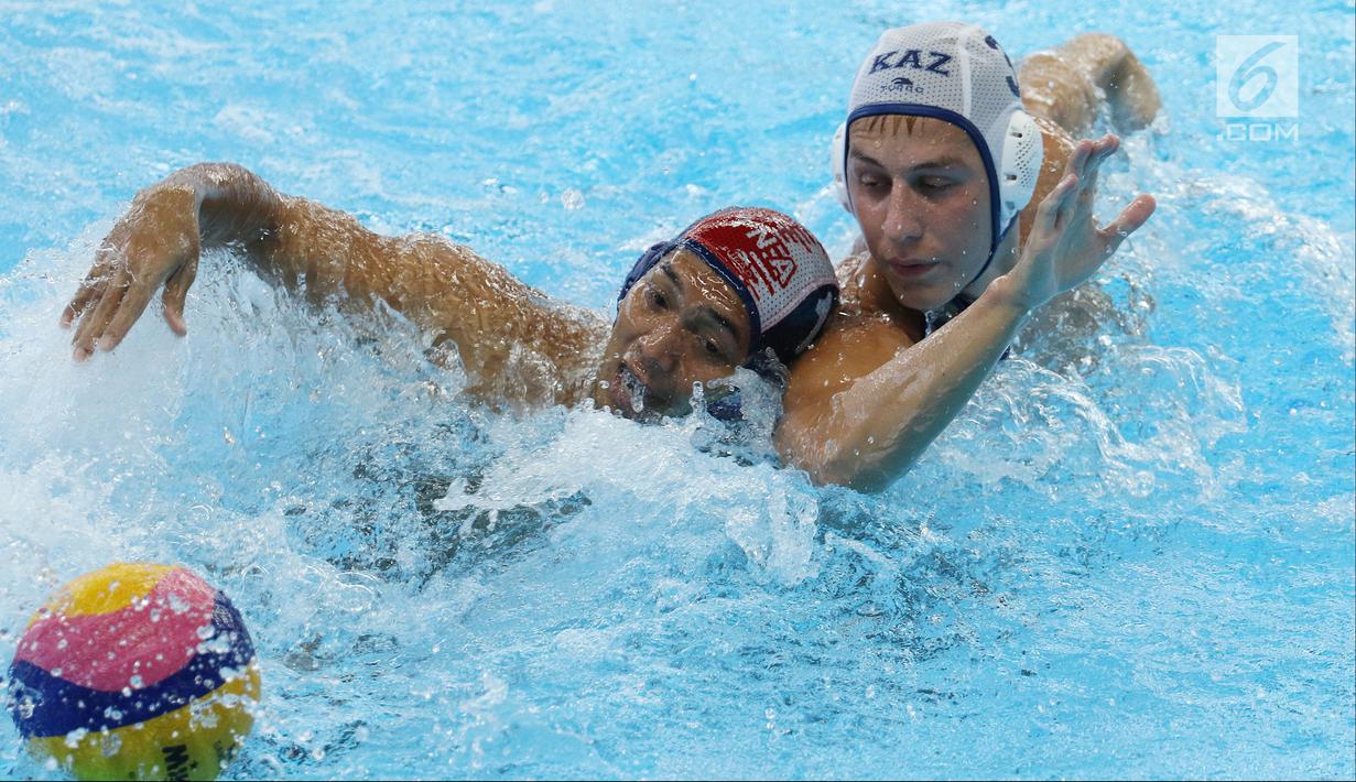 Pemain Polo Air Putra Indonesia, Rian Rinaldo (kiri) berebut bola dengan Ruslan Akhmetov (Kazakhstan) pada perempat final Polo Air Putra Asian Games 2018 di Stadion Akuatik GBK Jakarta, Kamis (30/8). Indonesia kalah 20-4. (Liputan6.com/Helmi Fithriansyah)