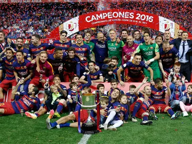 Para pemain Barcelona melakukan selebrasi dan foto bersama piala usai menjuarai Copa del Rey di Stadion Vicente Calderon, Madrid, (23/5). Barcelona menang atas Sevilla dengan skor 2-0. (Reuters / Sergio Perez)