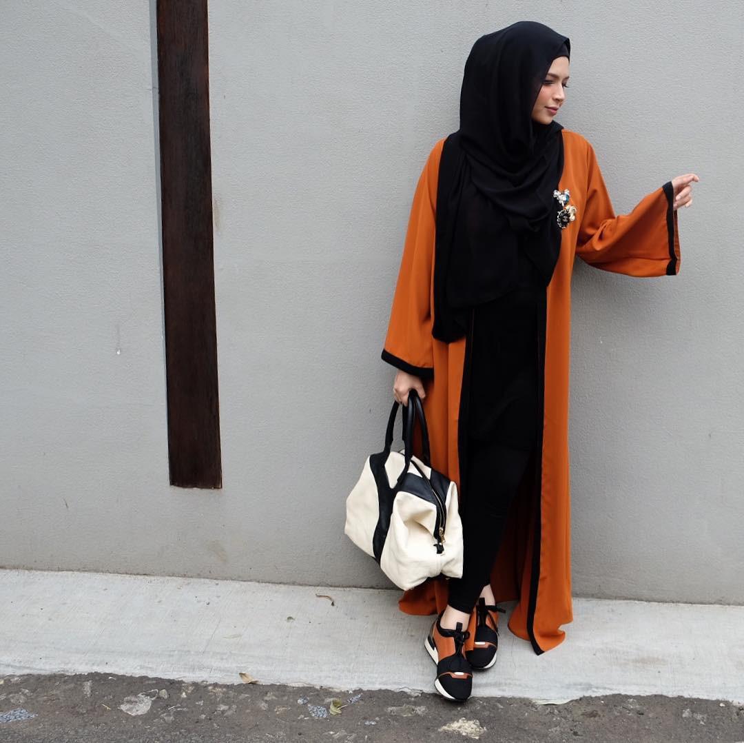Inspirasi Gaya Hijab yang Santun dengan Memakai Long Outer 