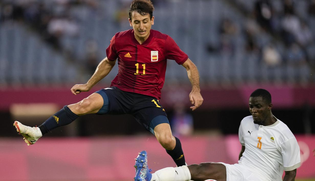 Pantai Gading tampil mengejutkan di awal babak pertama dengan memberi tekanan kepada lini pertahanan Spanyol. Hasilnya pada menit ke-10 Pantai Gading unggul 1-0 lewat Eric Bailly yang mencocor bola hasil umpan sepak pojok kapten tim Max-Alain Gradel. (Foto: AP/Andre Penner)