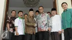 Calon Gubernur DKI Jakarta nomor urut tiga, Anies Baswedan bersalaman dengan mantan Wakil Presiden RI Hamzah Haz yang juga merupakan tokoh PPP saat melakukan kunjungannya, Jakarta, Rabu (16/11). (Liputan6.com/Helmi Affandi)