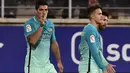 Satu gol Luis Suarez (kiri) saat melawan Eibar membuat dirinya sejajar dengan Lionel Messi dalam perburuan pencetak gol terbanyak di La Liga. Luis Suarez telah mengoleksi 15 gol hingga pekan ke-19. (AP/Alvaro Barrientos)