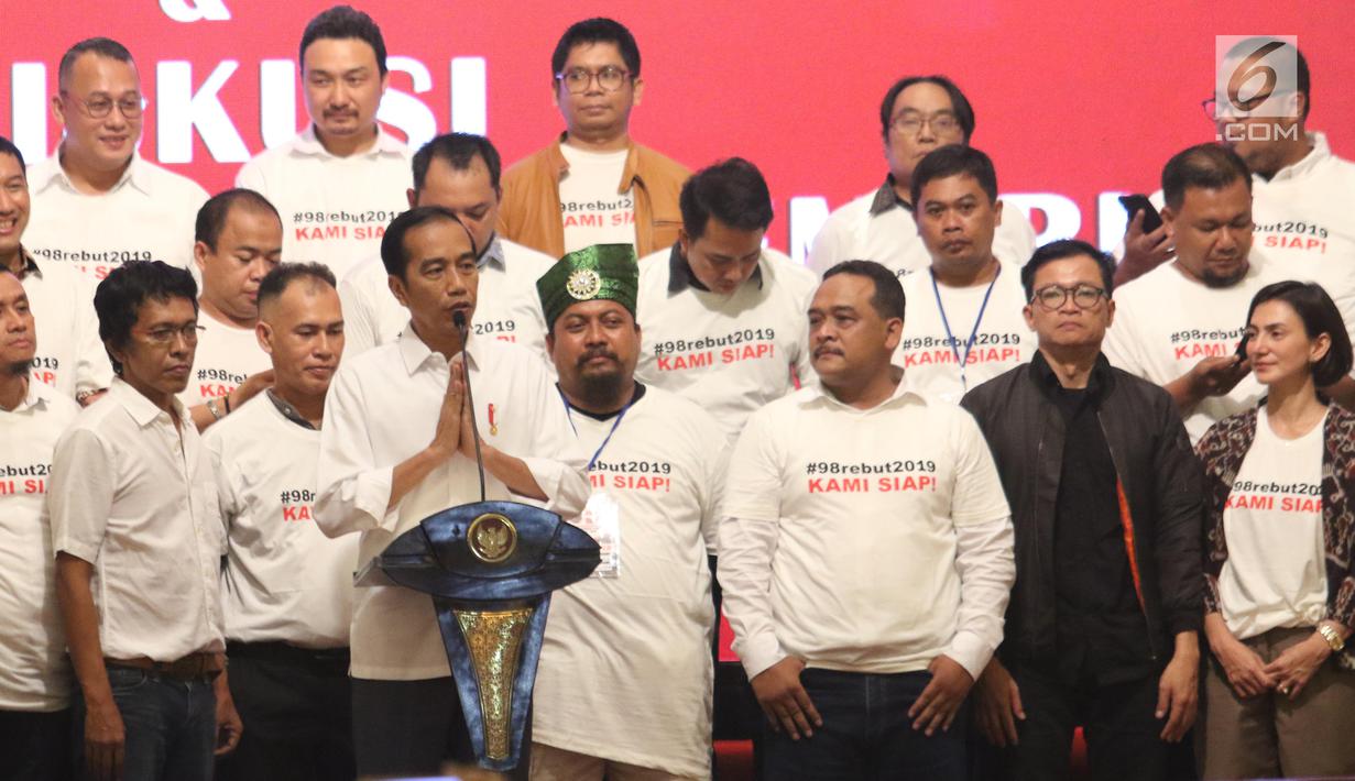 Presiden Joko Widodo memberi sambutan saat menghadiri Halalbihalal bersama aktivis 98 di Jakarta, Minggu (16/6/2019). Dalam silaturahmi tersebut Jokowi dihadiahi jaket bertuliskan Son Of Democracy Indonesia 98 . (Liputan6.com/Angga Yuniar)