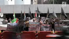 Massa yang tergabung dalam Gema Muslim Indonesia (GMI) membentangkan poster dan mengibarkan bendera Palestina saat berunjuk rasa di depan Kedutaan Besar Australia, Jakarta, Senin (26/11). (Liputan6.com/Iqbal S Nugroho)