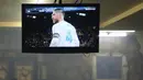 Sebuah TV di Palestina menayangkan laga El Clasico antara Barcelona melawan Real Madrid di West Bank City, Ramallah, Minggu (6/5/2018). Konflik perang tak menyurutkan fenomena El Clasico. (AFP/Abbas Momani)