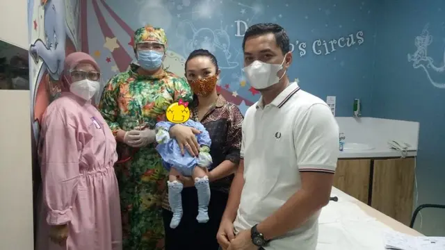 Tengah Jadi Sorotan, Ini 6 Momen Zaskia Gotik Momong Buah Hatinya