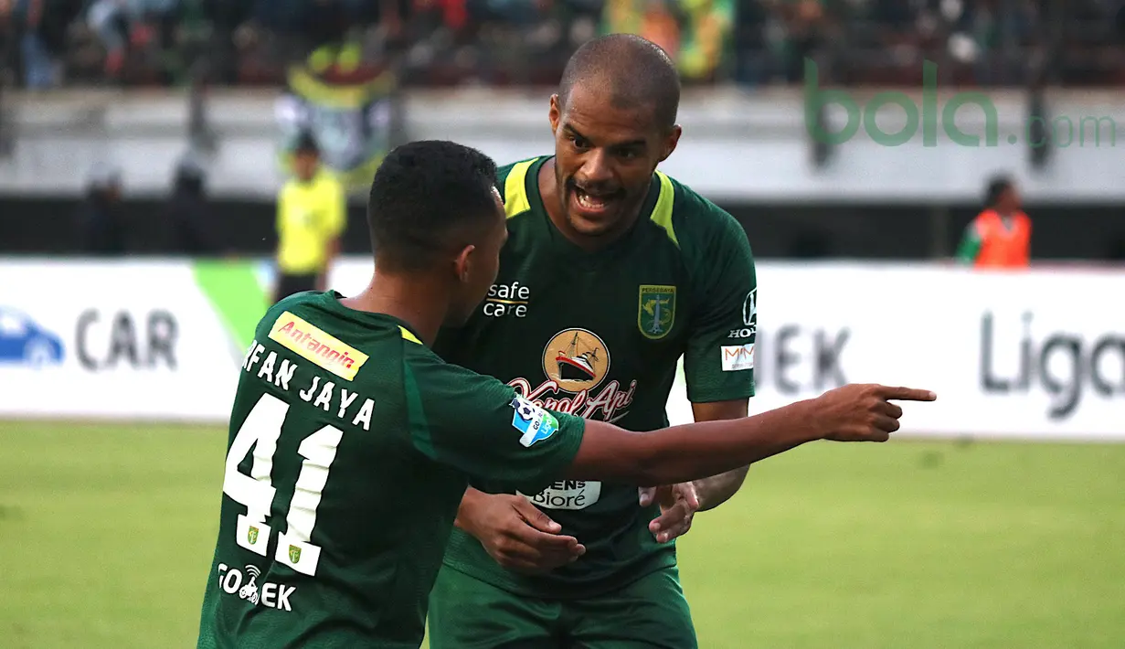 Komunikasi dua pemain Persebaya Surabaya, Irfan Jaya dan David da Silva saat melawan Arema FC pada lanjutan Liga 1 Indonesia 2018 di Stadion Gelora Bung Tomo, Surabaya (6/5/2018). Persebaya Surabaya menang tipis 1-0. (Bola.com/Aditya Wany)