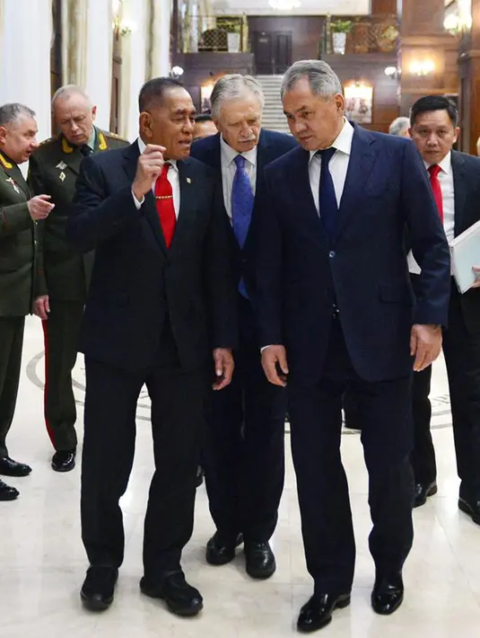Menhan RI Ryamizard Ryacudu (kiri) bersama Menhan Rusia Sergey Shoigu saat akan upacara penyambutan resmi kenegaraan bilateral meeting Menhan RI-Rusia di Kantor Pusat Kemenhan Rusia, Znamenka Ulitsa Moscow, Rabu (6/2). (Liputan6.com/HO/Puskom Kemhan)