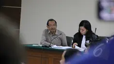 Terdakwa kasus suap Bupati Bangkalan Fuad Amin, Direktur PT Media Karya Sentosa Antonio Bambang Djatmiko (kiri) jalani sidang di pengadilan Tipikor Jakarta, Senin (16/3). Sejumlah saksi dihadirkan pada sidang lanjutan tersebut. (Liputan6.com/Helmi Afandi)