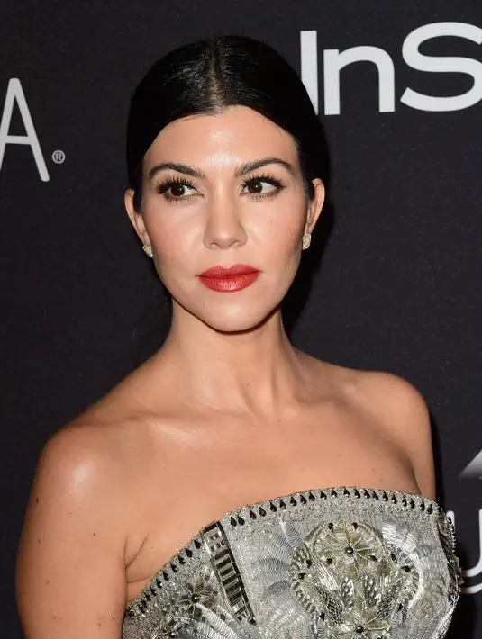 Kourtney Kardashian kerap marah ketika ia dijumpai dan ditanya oleh para paparazi tentang rumor yang beredar perselingkuhan Scott dan Kendall Jenner. (AFP/Bintang.com)