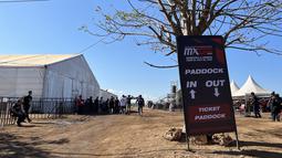 Suasana paddock tim MXGP Sumbawa 2023. Tercatat ada 23 crosser dari 14 tim yang akan adu keterampilan menjadi yang tercepat. (Bola.com/Wiwig Prayugi)