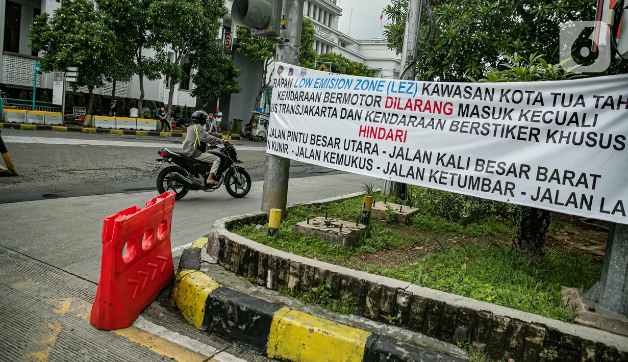 Pengendara motor melintas di kawasan rendah emisi Kota Tua, Jakarta, Rabu (17/2/2021). Kualitas udara di kawasan Kota Tua Jakarta membaik setelah kebijakan Low Emission Zone (LEZ) atau Zona Emisi Rendah diberlakukan sejak 8 Februari 2021. (Liputan6.com/Faizal Fanani)