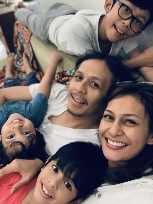 Sebelum bercerai, keluarga kecil Raihaanun ini pun tampak harmonis. Bahkan ia tampil serasi kenakan kaos putih bersama suami. (@raihaanun)