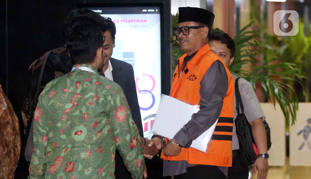 Wali Kota Madiun nonaktif, Maidi, kembali menjalani pemeriksaan lanjutan di Gedung Merah Putih Komisi Pemberantasan Korupsi (KPK), Jakarta, Kamis (23/4/2026). Tampak dalam foto, Wali Kota Madiun nonaktif, Maidi, sesaat sebelum meninggalkan Gedung Merah Putih Komisi Pemberantasan Korupsi (KPK) usai menjalani pemeriksaan lanjutan, Jakarta, Kamis (23/4/2026). (Liputan6.com/Helmi Fithriansyah)