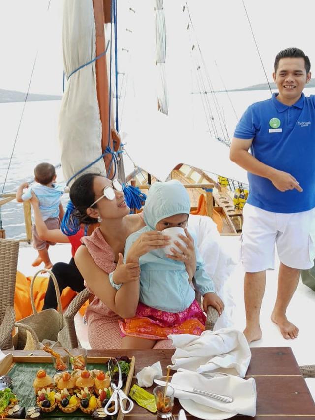 7 Gaya Liburan Happy Salma di Atas Kapan Bersama Keluarga